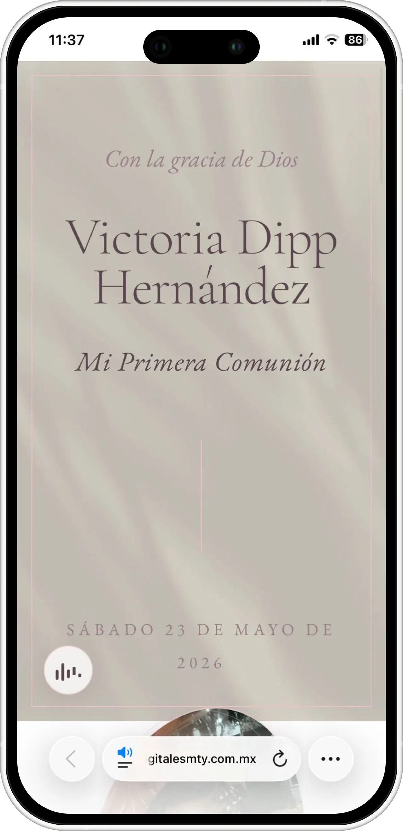 Invitación digital de primera comunión para Victoria con motivos sacros en tonos lavanda y datos de ceremonia religiosa