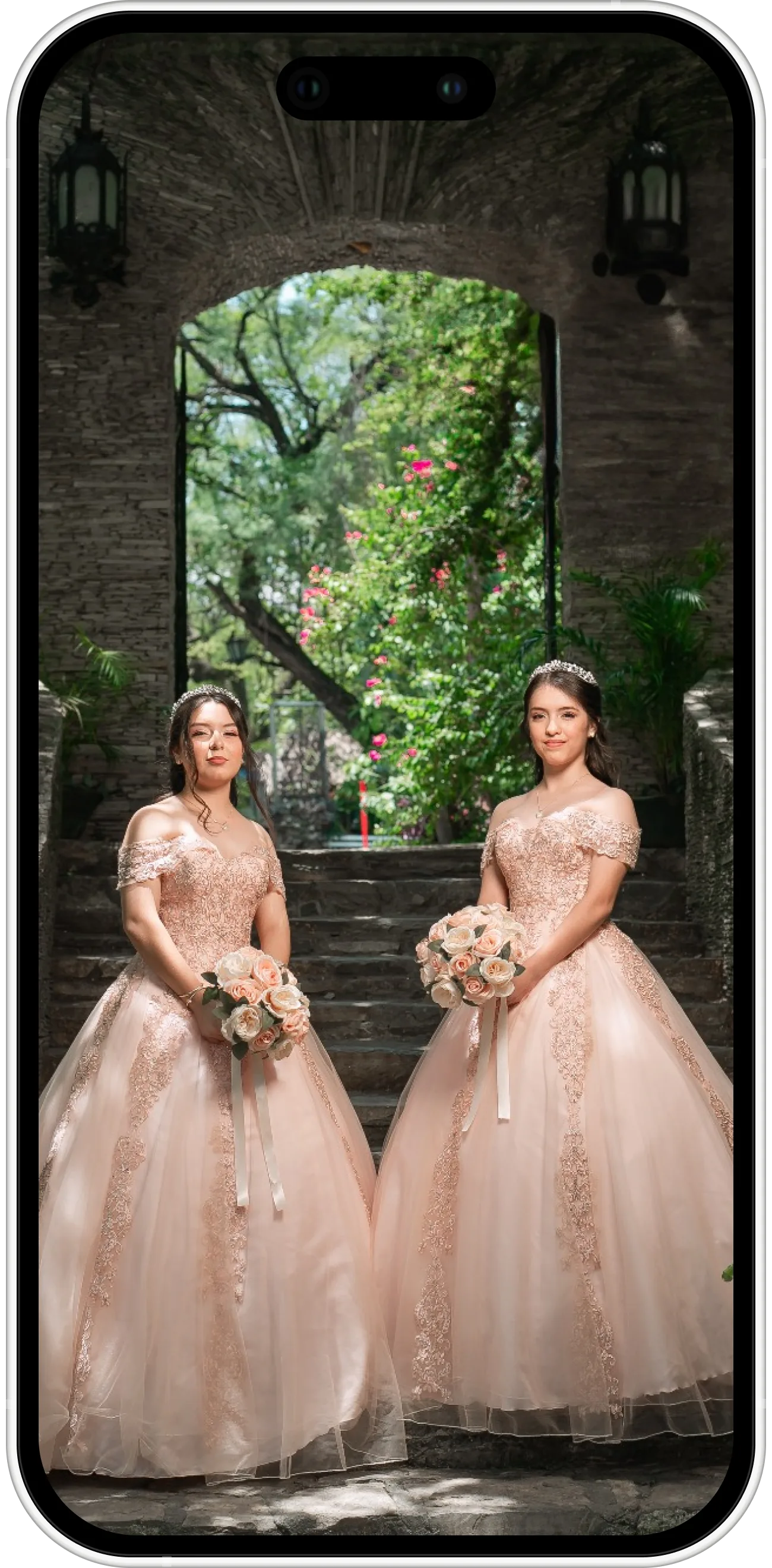 Invitación digital para XV años de Emma y Pau con diseño estilo jardín botánico en tonos rosa pastel y galería animada